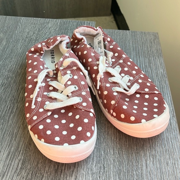 NWT Torrid Riley Ruched Slip-On Dot Sneakers Size 8 - Picture 2 of 4